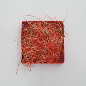 Engrossalg af høj kvalitet dekorativ raffia strimlet kasse fyldte crinkle strimlet papir til gaveæske fille kraft pakning crinkle papir makulering